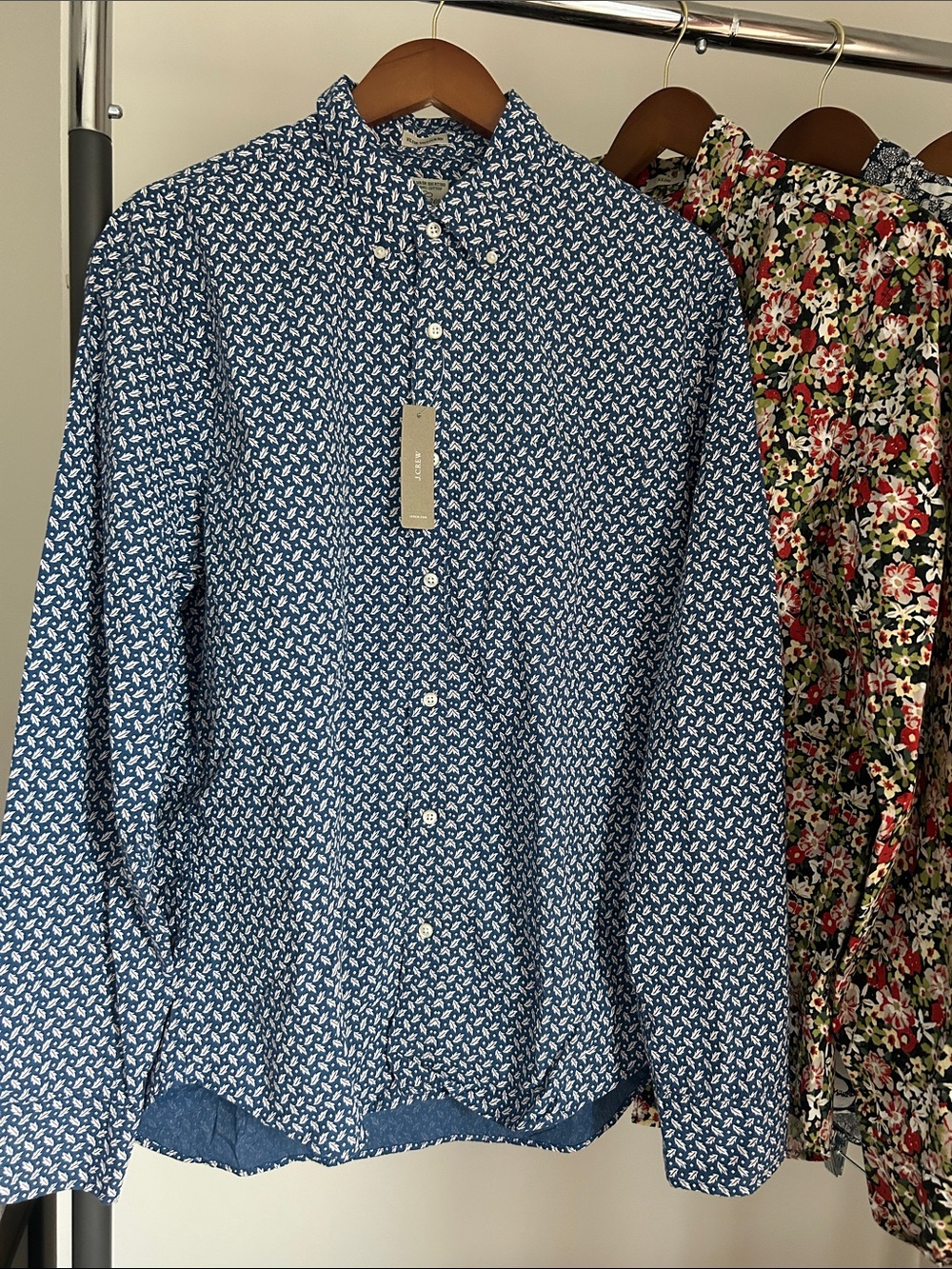 🆕Men's L slim untucked Blue white leaf Patterned Button-Up Shirt